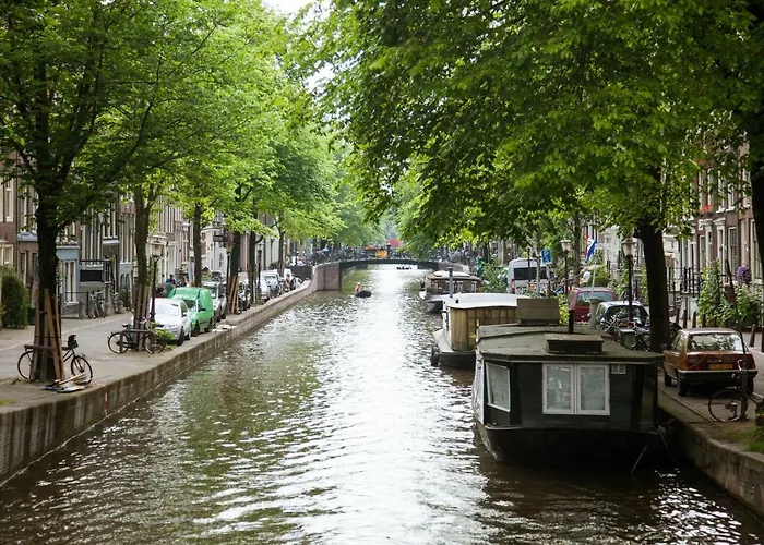 Flying Pig Uptown بيت شباب